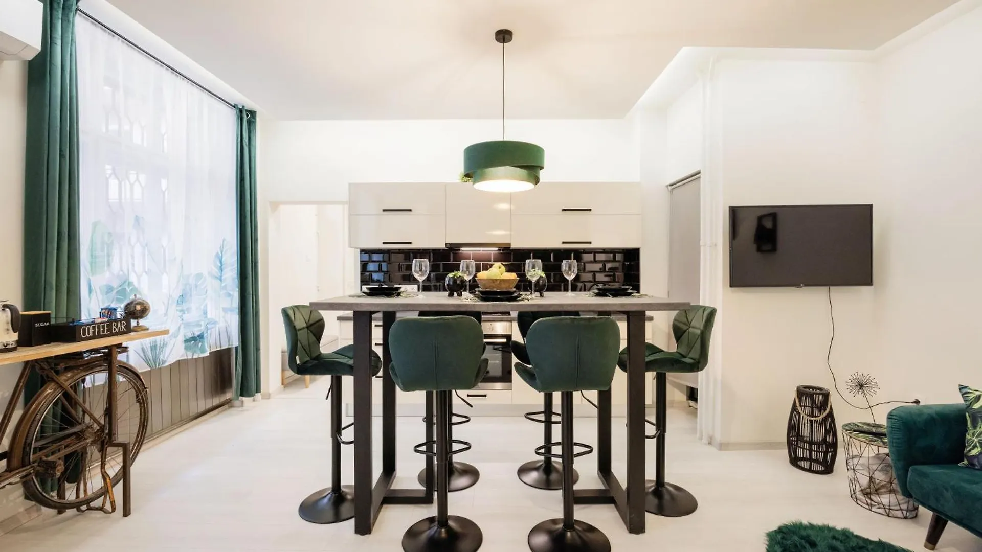 Central Budapest Hideaway With Jungle Vibes المجر